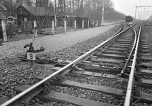 167385 Afbeelding van een handwissel met slot in de spoorlijn bij Wolfheze.